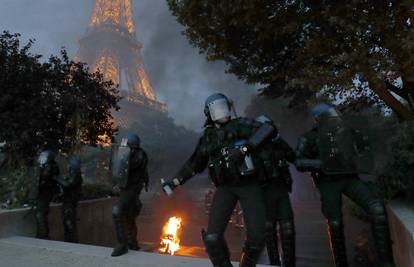 Neredi ispod Eiffela: Policajci suzavcem rastjerali navijače