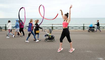 Ritmička gimnastičarka trenira na plaži u Velikoj Britaniji uz znatiželjne poglede prolaznika