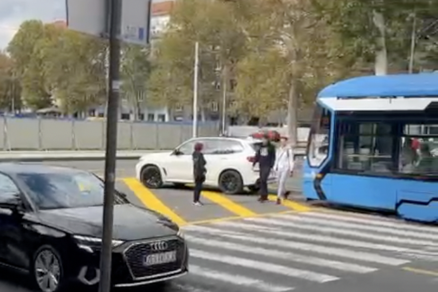 Zagreb: Parkirao i blokirao promet