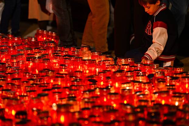 Paljenje svijeća na gradskom groblju Mirogoj