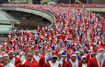 Kroz ulice Liverpoola trčalo je više od 8000 Djedova Mrazova