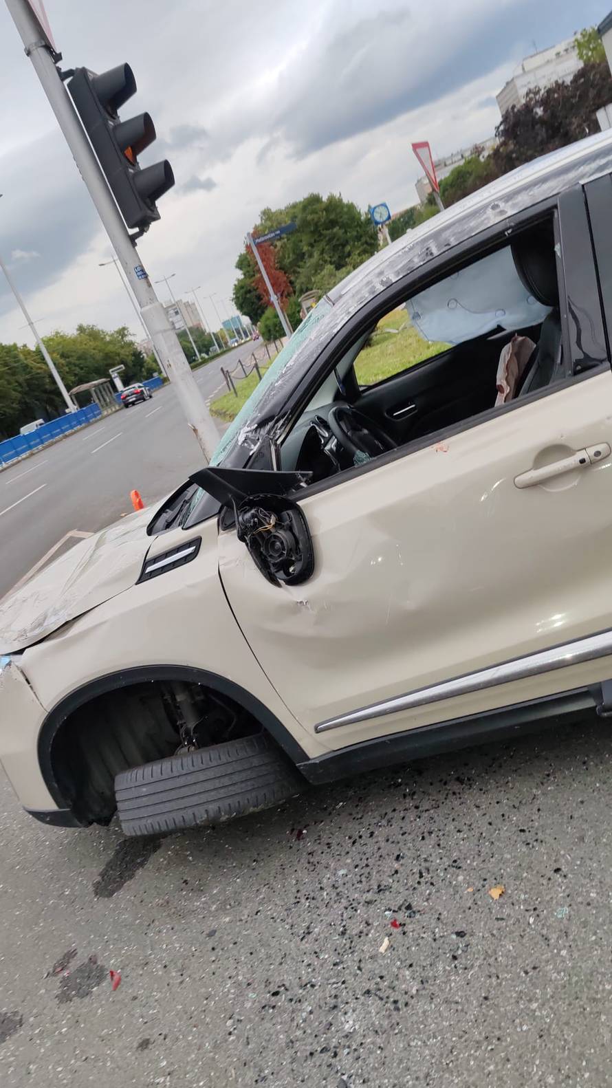 FOTO Ozlijeđena vozačica u sudaru u Zapruđu: ’Automobil se okretao nekoliko puta...’