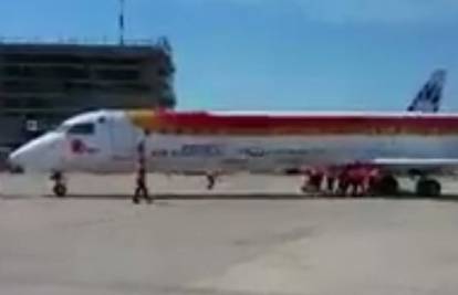 Radnici aerodroma su odgurali zrakoplov s 90 putnika do piste