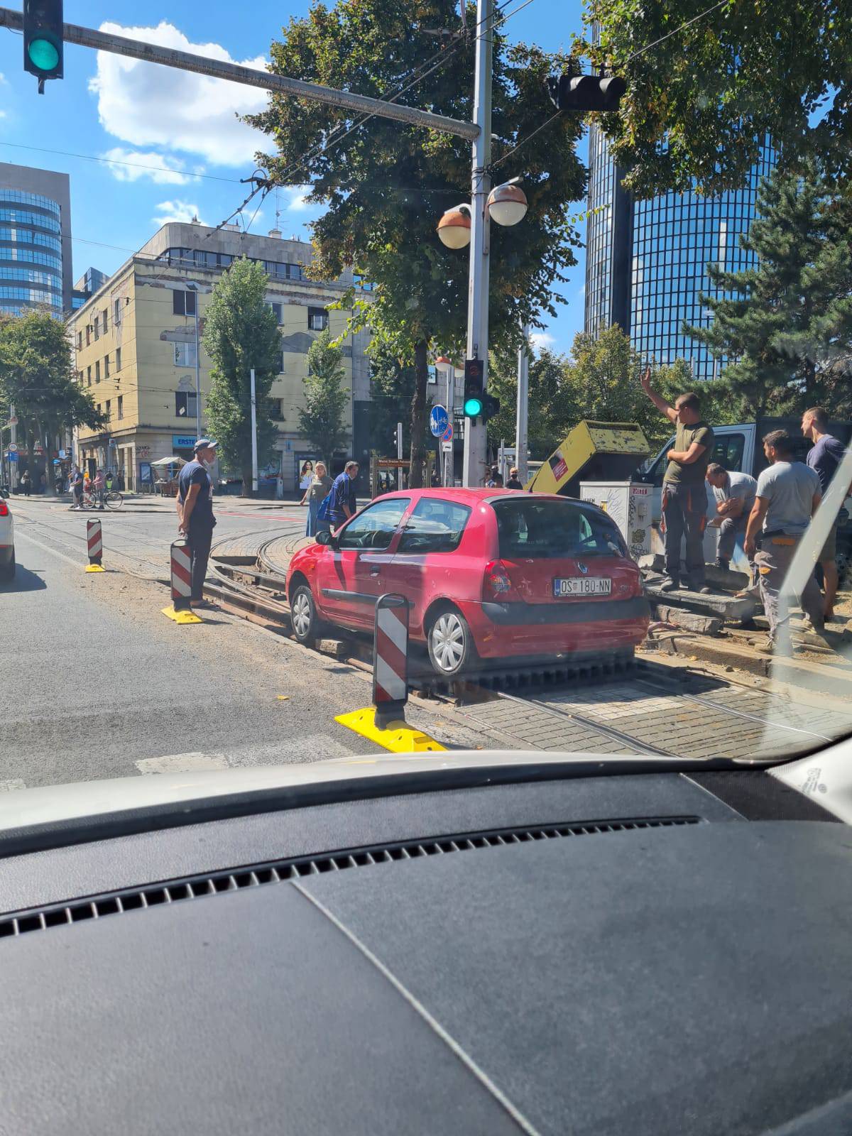 Vozi miško..ili ne: Zapeo u tračnicama u centru Zagreba i blokirao promet ulicama