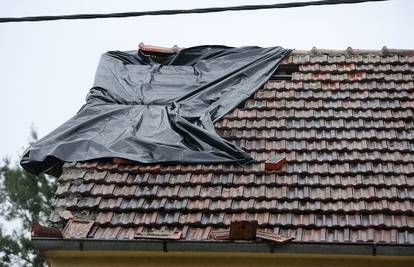 Dva Slavonca popravljala krov nakon nevremena pa pali na tlo: 'Jedan je teško ozlijeđen'