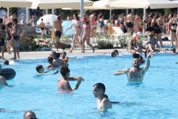 24 SATA: Kupaći uživaju na obnovljenim bazenima Copacabana