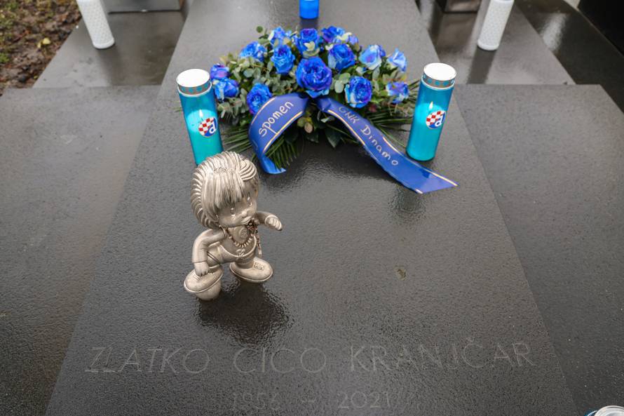 Zagreb: Delegacija GNK Dinamo zapalila svijeće uz grob Zlatka Cice Kranjčara povodom obljetnice njegove smrti
