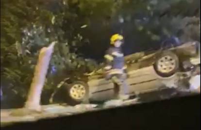 Pijan u BMW-u sletio s ceste, polomio stablo i ostao na krovu