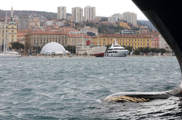 Rijeka: Olujna bura stvara valove i morsku pjenu u luci