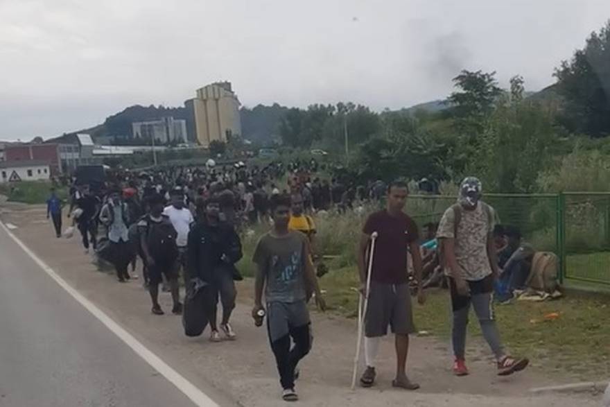 Migranti napuštaju kamp u Velikoj Kladuši