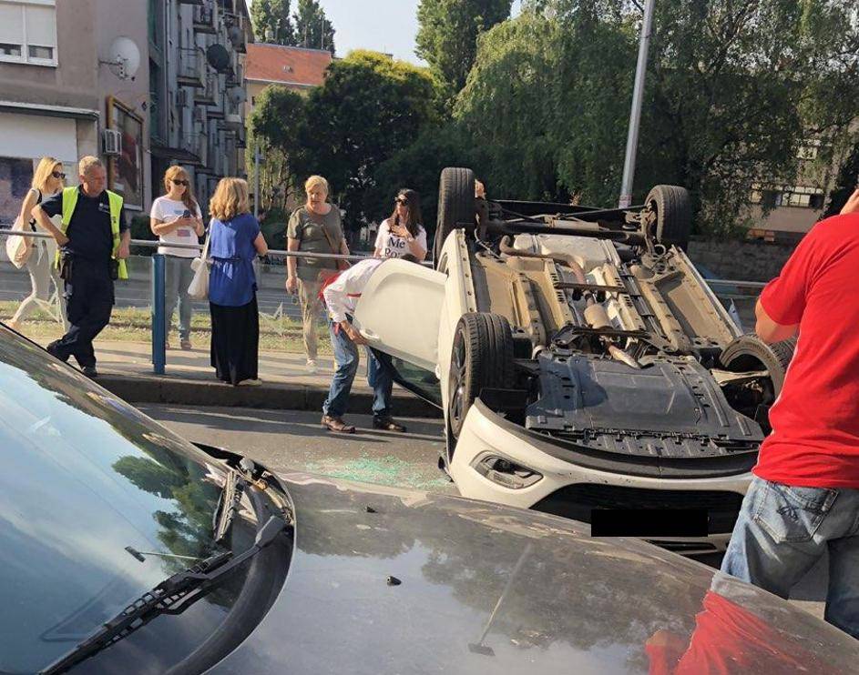 Sudarila se tri auta u Zagrebu:  Jedan od njih završio na krovu