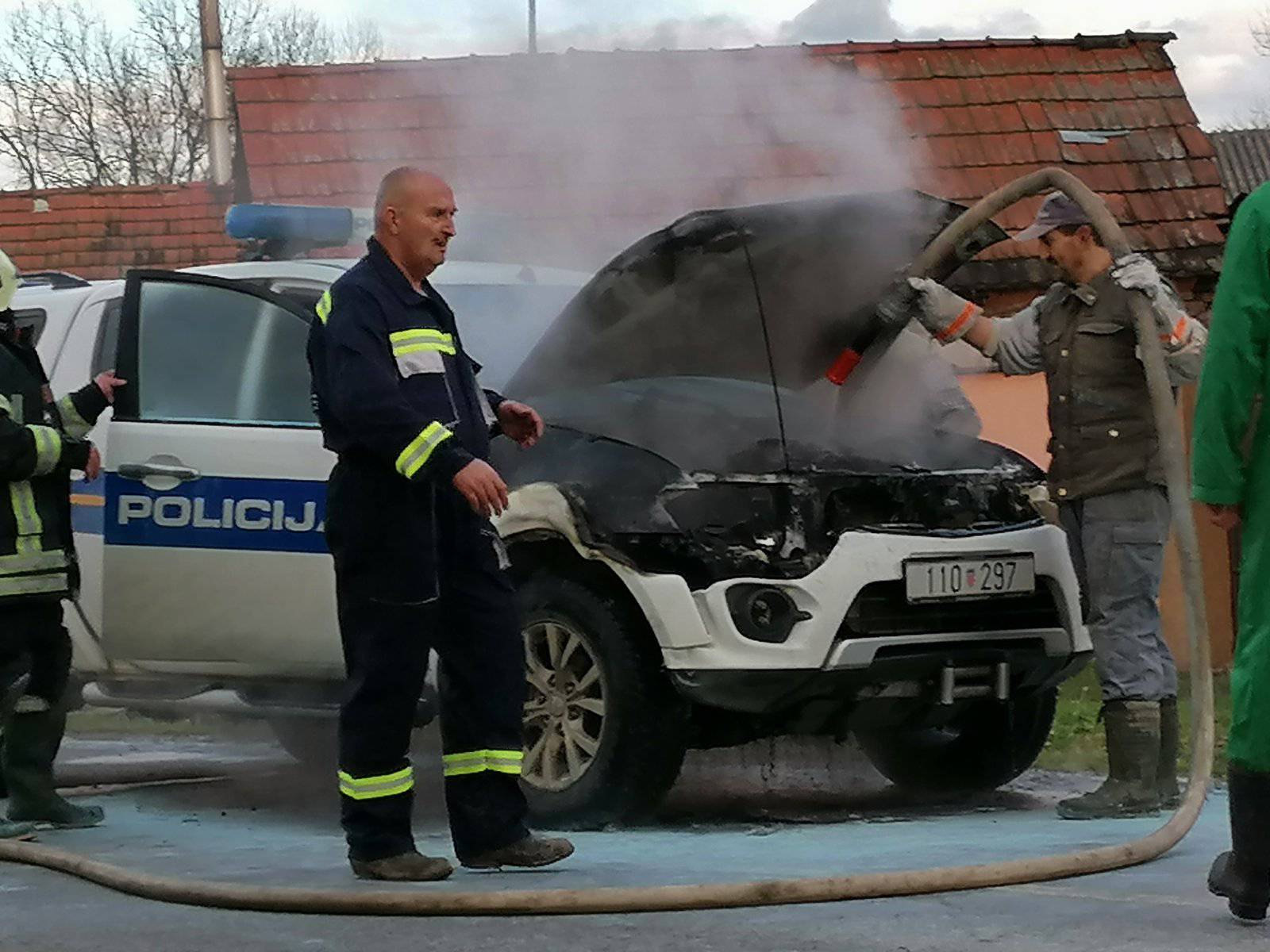 Policajci jurili po migrante pa im se usred vožnje zapalio auto