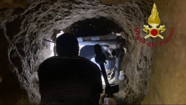 Kopali tunel do banke usred Rima? Zatrpala ga zemlja, osam sati vatrogasci izvlačili mladića