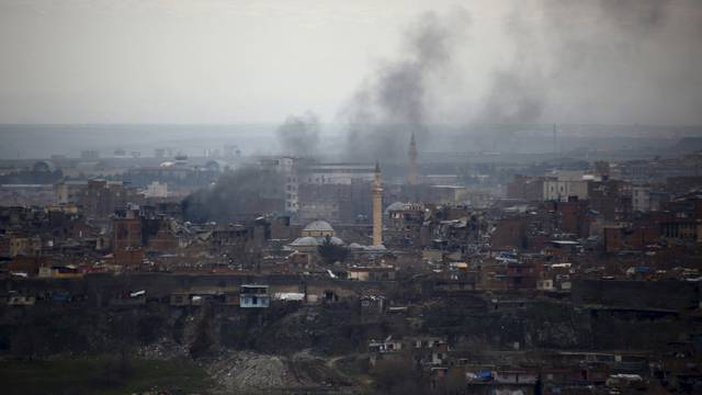 Kurdi napreduju na sjeveru prema IS, Turska bombardira