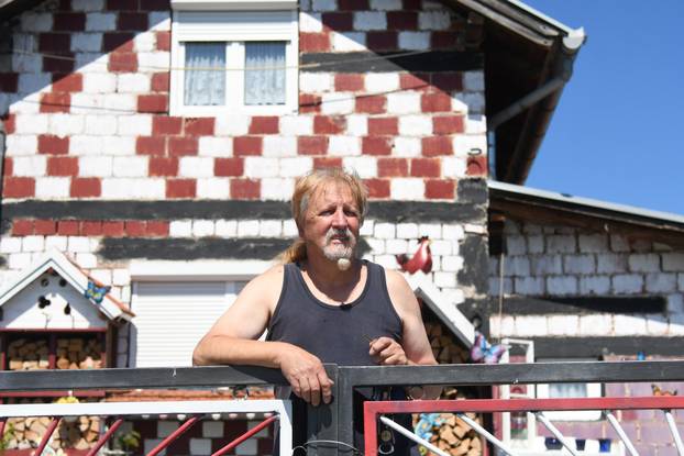 Muškarac u mjestu kod Bjelovara obojao kuću u boje hrvatske zastave i nazvao je  Šahovnica 