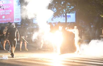 Kaos u Srbiji: Suzavac, baklje pa i pucanj, deseci ozlijeđenih, među uhićenima i Hrvat (23)?!