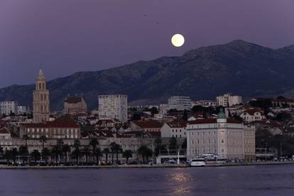 Pun mjesec iznad Splita