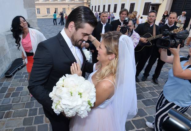 ARHIVA - 2015. Zagreb: Emotivni susret Antonije Bla?e i Hrvoja Brle?i?a uo?i njihova vjen?anja