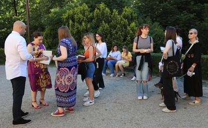 FOTO Julia Quinn, autorica hit serijala 'Bridgerton', družila se s fanovima u parku Maksimir