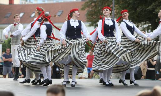 FOTO Folkloraši iz Grčke i Latvije plesom su oduševili Karlovčane