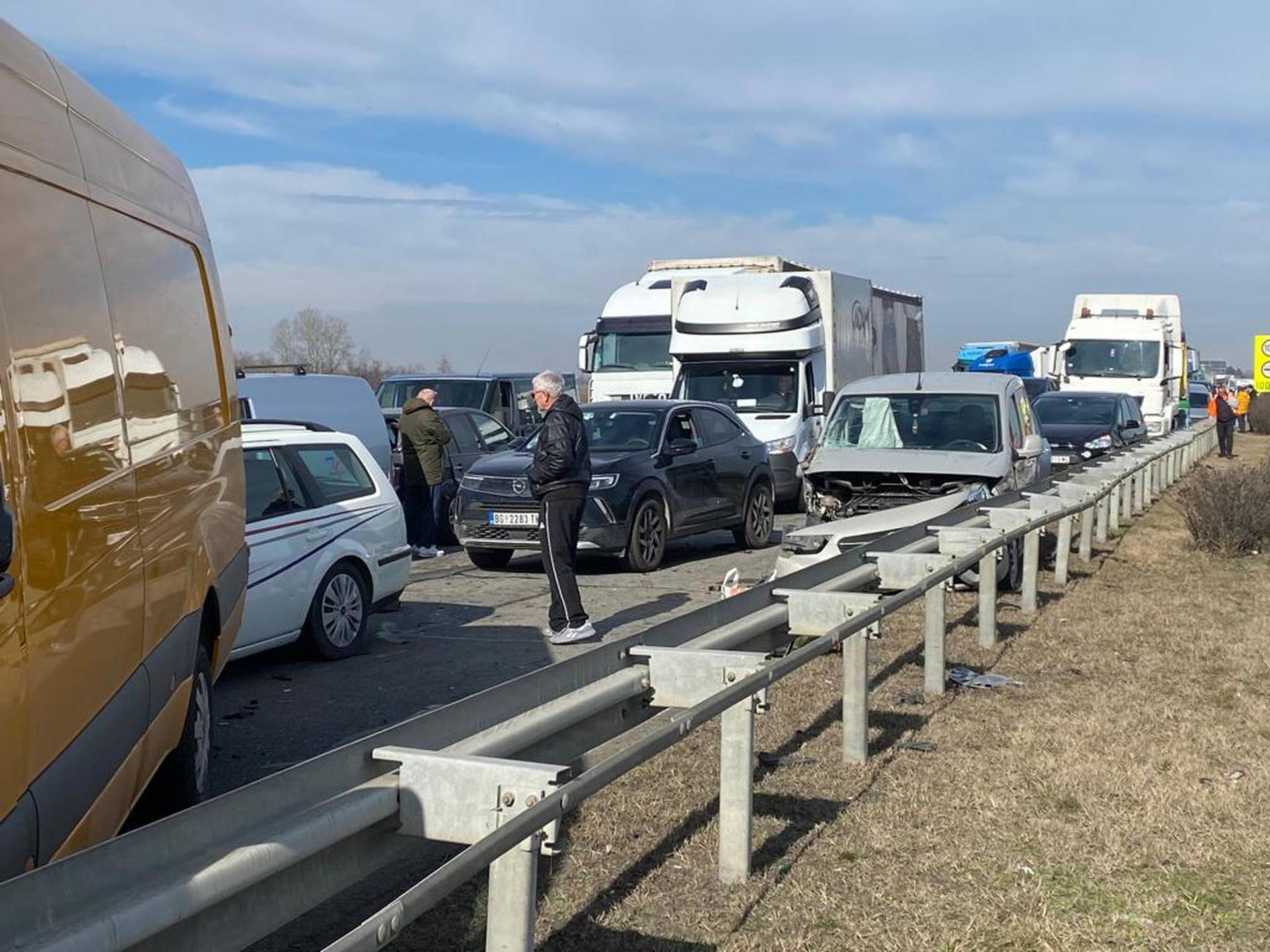 Više od 40 vozila sudjelovalo u lančanom sudaru na autocesti kod Stare Pazove