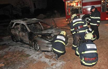 Upaljačem provjeravao da li se gorivo prolilo i zapalio auto