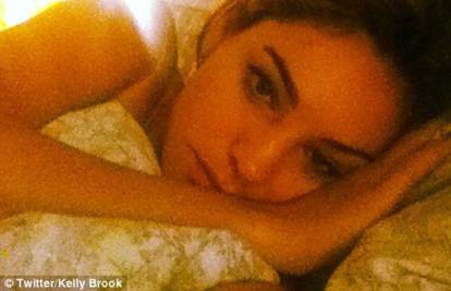 Kelly Brook bez šminke i u krevetu odmara od putovanja