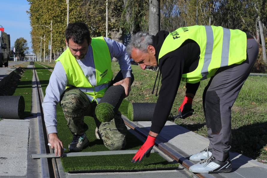 Postavljanje dekorativne zelene podloge na tramvajskoj pruzi u Osijeku
