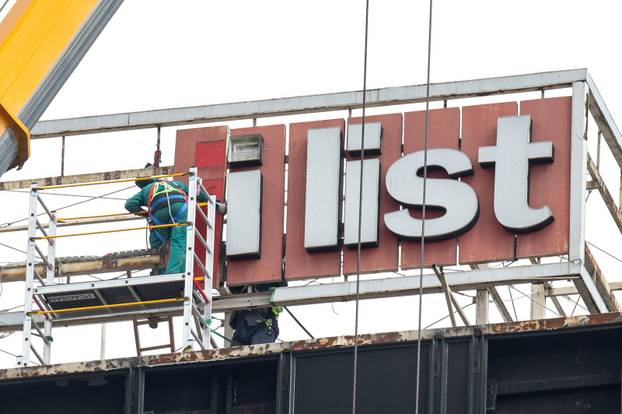 Zagreb: Uklanjanje natpisa Večernji list sa zgrade Vjesnika 