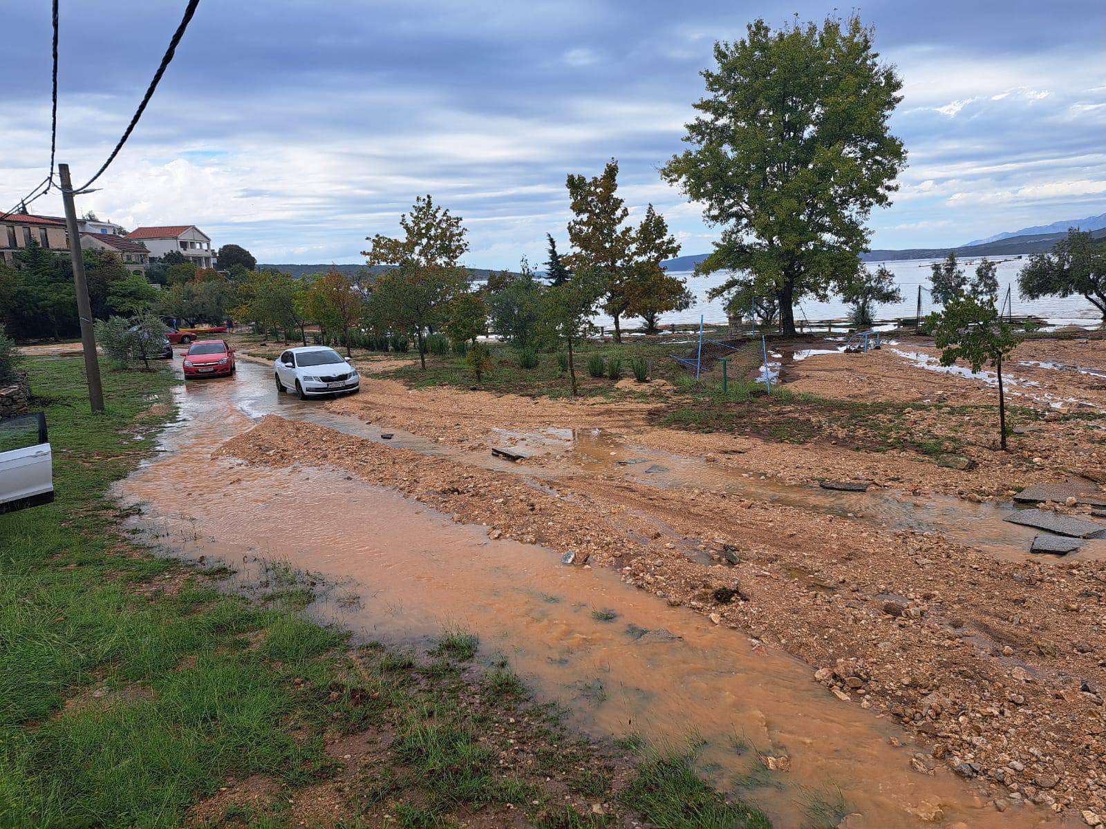 VIDEO Katastrofa kraj Obrovca: 'Umjesto ceste tu je sad rijeka...  plaže nema, kao da je izbrisana'