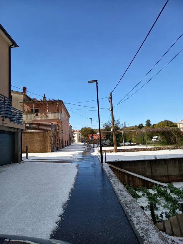 FOTO Ludo vrijeme u Hrvatskoj: Na sjeveru oluja s tučom, jug se kupa, osvanula  je i duga...