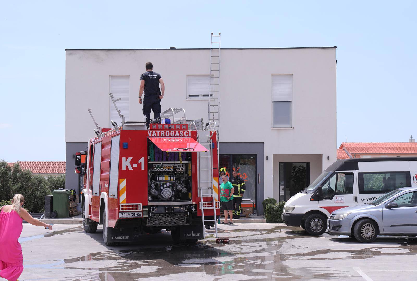 Kaštela: Vatrogasci ugasili požar iznad trgovine Studenac