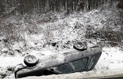 Njemačka: 30 cm snijega uzrokovalo stotine nesreća 