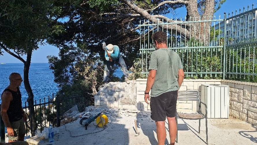 VIDEO Dubrovčani srušili zid koji je ogradio plažu, evo kako sada izgleda. Reagirali i iz hotela