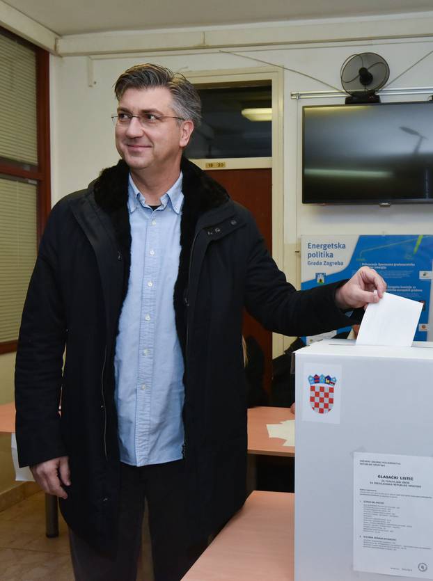 Zagreb: Premijer Plenković glasovao u drugom krugu predsjedničkih izbora