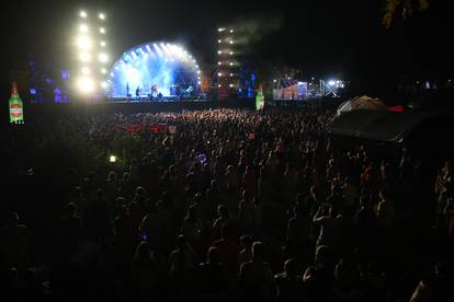 Parni valjak je bezvremenskim hitovima otvorio 36. izdanje festivala 'Dani piva Karlovac'