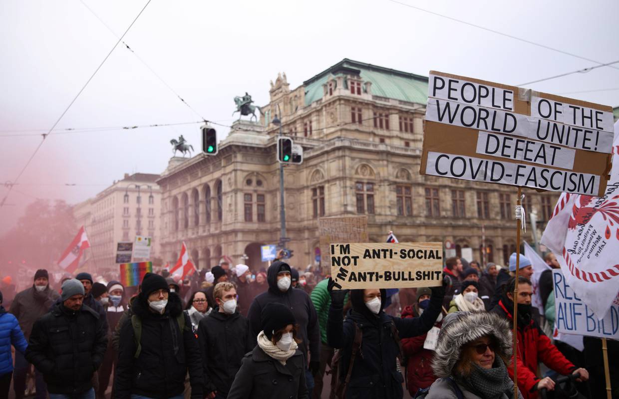 Prosvjed u Beču protiv mjera: Probili su policijsku blokadu, uhitili su petero prosvjednika