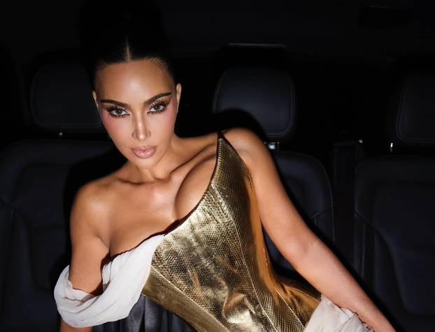 Vrući outfiti Kim Kardashian: Sve je pucalo po šavovima dok je šnajderica spašavala dekolte