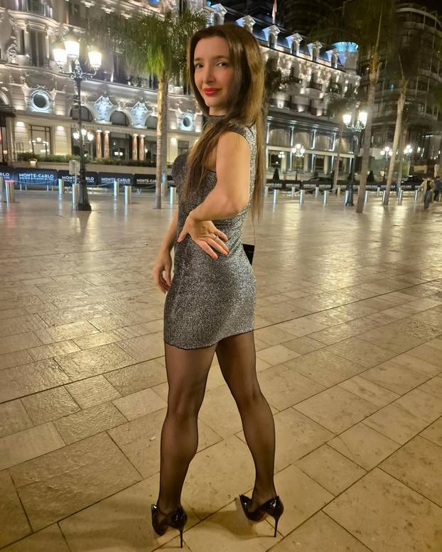 FOTO Lille bujnim dekolteom raspametila fanove: Poslala im je vrlo sočnu poruku iz studija