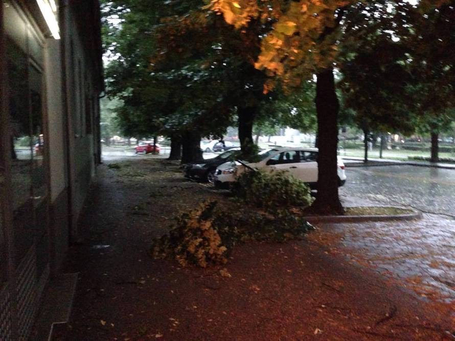 Nevrijeme rušilo stabla, nosilo krovove, kiša poplavila ulice