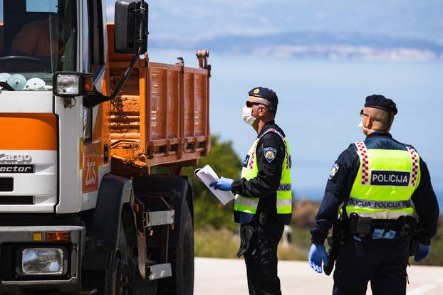 Policijska kontrola na ulazu u Nerežišća gdje je zabilježen velik broj pozitivnih na COVID-19