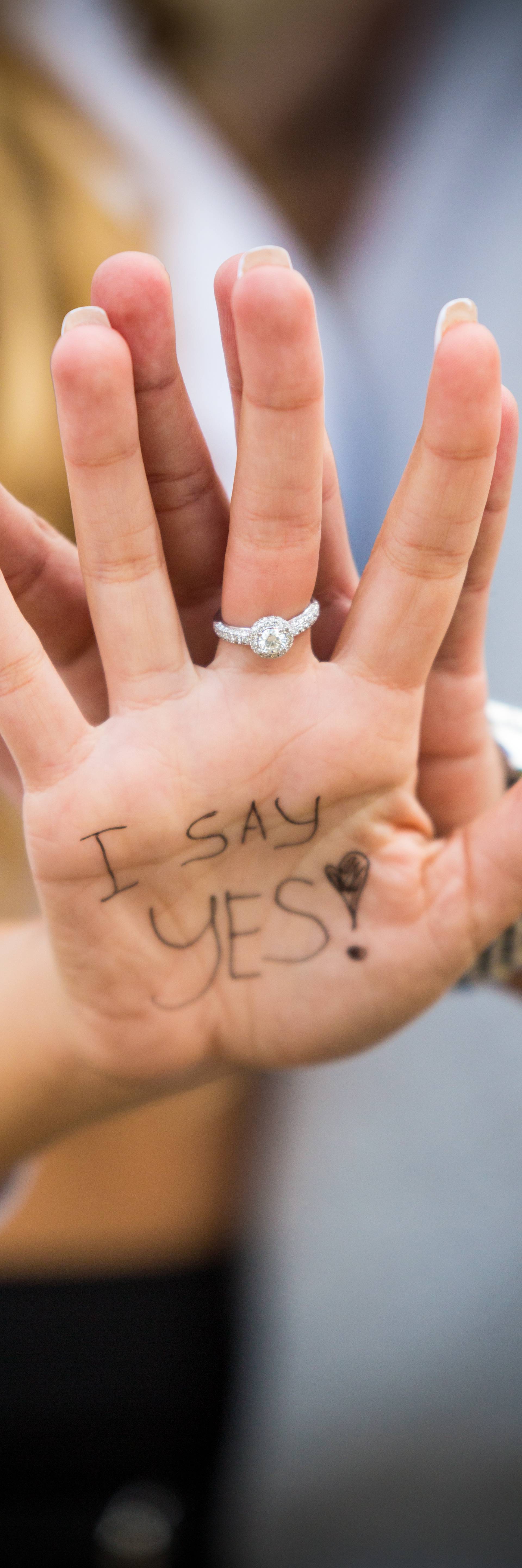 Otkrila je zašto skida vjenčani prsten kad putuje s prijateljicom