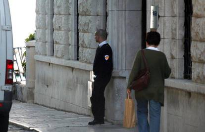 Zadar: Zaštitaru u FINA-i nehotice opalio pištolj 