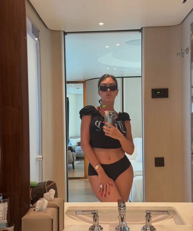 FOTO Georgina na ljetovanju izbacila bujne grudi, ali su svi gledali u ogromni dijamant