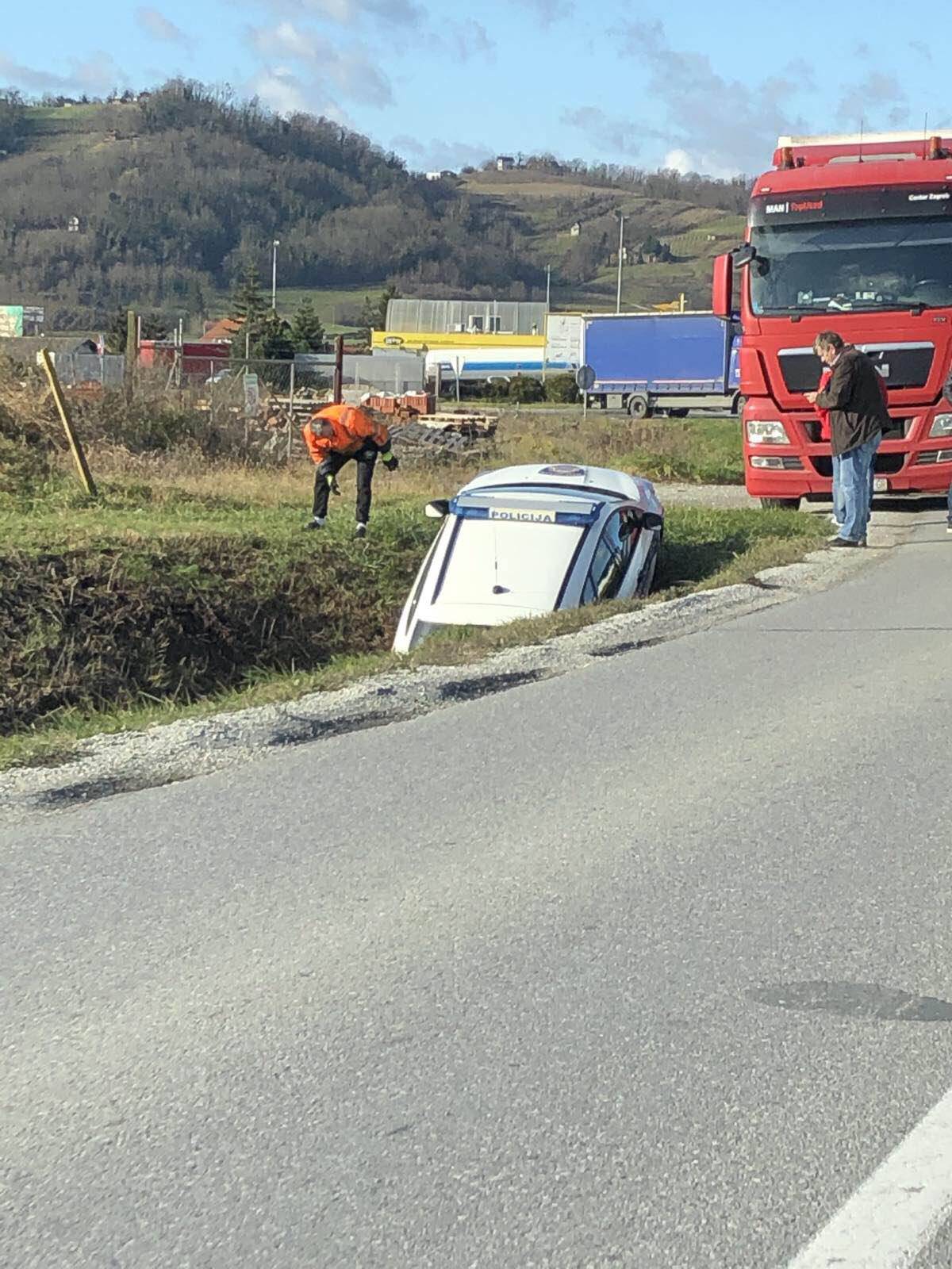 Policijski automobil 'parkirao' u jarak: 'Dobro su se sakrili'