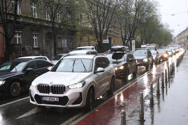 Zagreb:  Nevrijeme i jak vjetar srušili su nekoliko stabala u centru grada