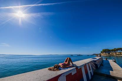 Fotogalerija s hrvatskih plaža: Diljem obale i dalje se kupaju