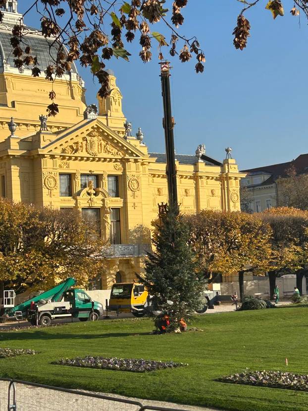 FOTO U Zagrebu se pripremaju za Advent: Slaže se klizalište...