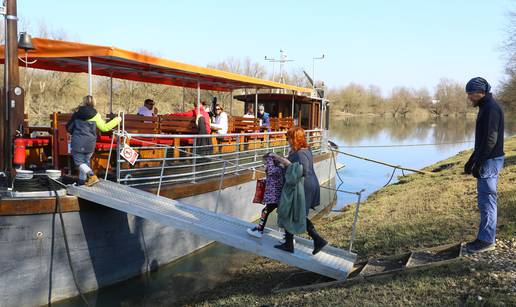 Karlovac: Počele turističke vožnje Žitnom lađom po Kupi