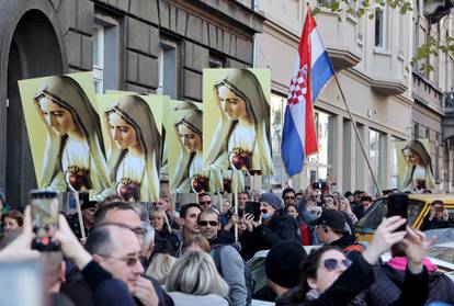 Zagreb: Okupljanje prosvjednika protiv COVID potvrda na Trgu žrtava fašizma